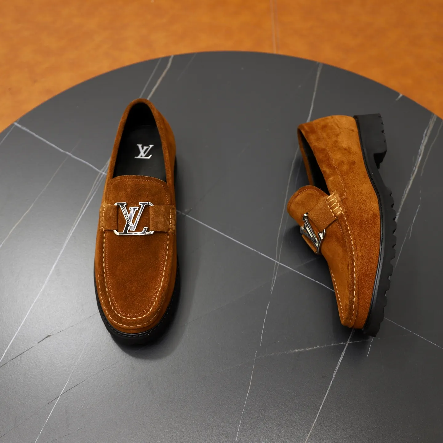Ex-factory price: 600💰Louis Vuitton LV men's classic Oxford shoes, men's business formal boutique leather shoes, classic style, almond kernel exquisite toe, ultimate art, the whole shoe is made of imported cow leather (open edge beads), carefully selected, fine pores, excellent gloss, soft texture, strong toughness, durable and not easy to deform, apricot fetal cowhide leather lining, soft and comfortable, sweat-absorbent and breathable. Foam outsole, original box and dust bag packaging! Size: 38–44 (45/46 customized)